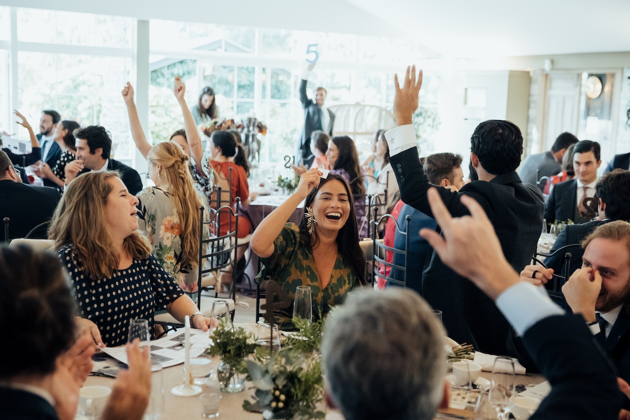 Invitados disfrutando del bingo para bodas BingoBodas 7